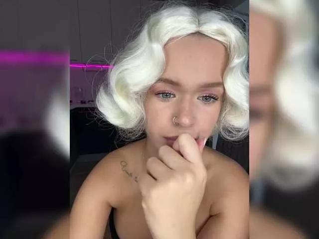 cute-bitch on BongaCams