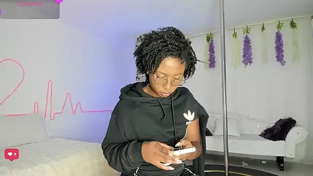 EmmaSanzz_ on StripChat 