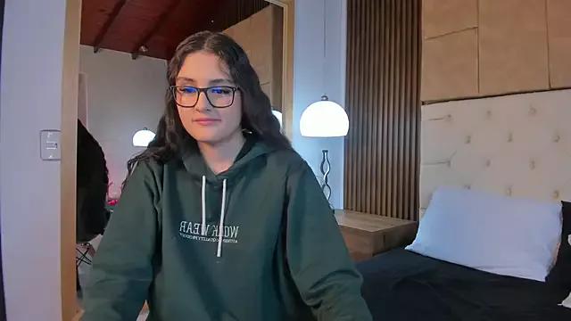 emmily-cardona on StripChat 