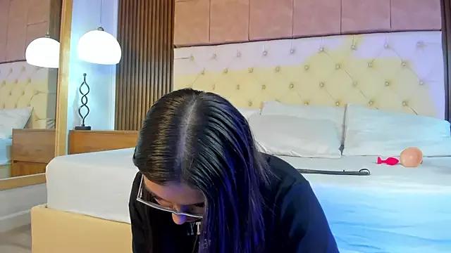 emmily-cardona on StripChat 