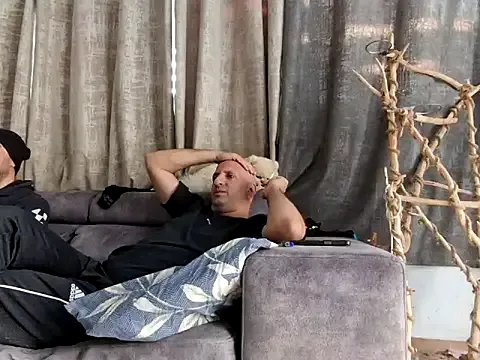 Alexis21821 — make my besti uncomfortable :D sexi time