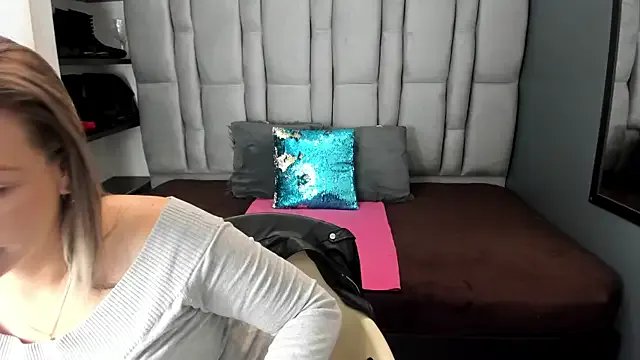 Charlot_milf on StripChat