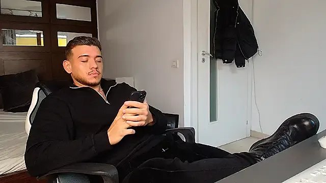 ElijahThorne on StripChat