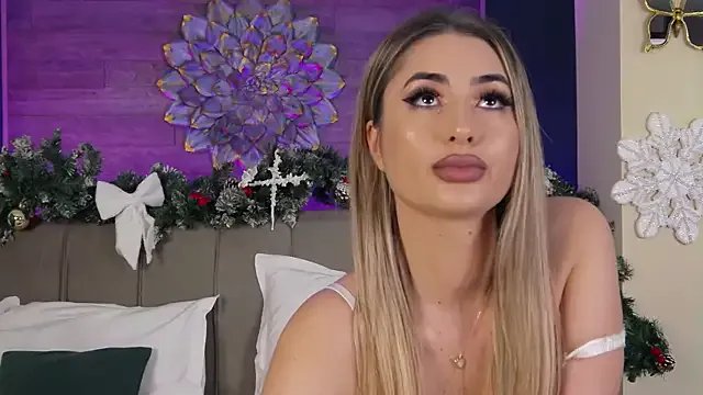 LoraDevine on StripChat