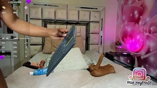 Freechat mia_peyton on StripChat