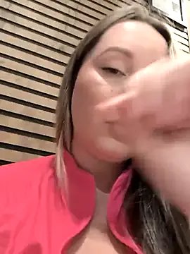 Mona_Plus on StripChat