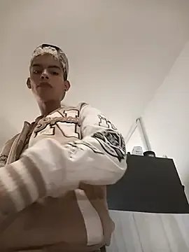 sky_jules on StripChat